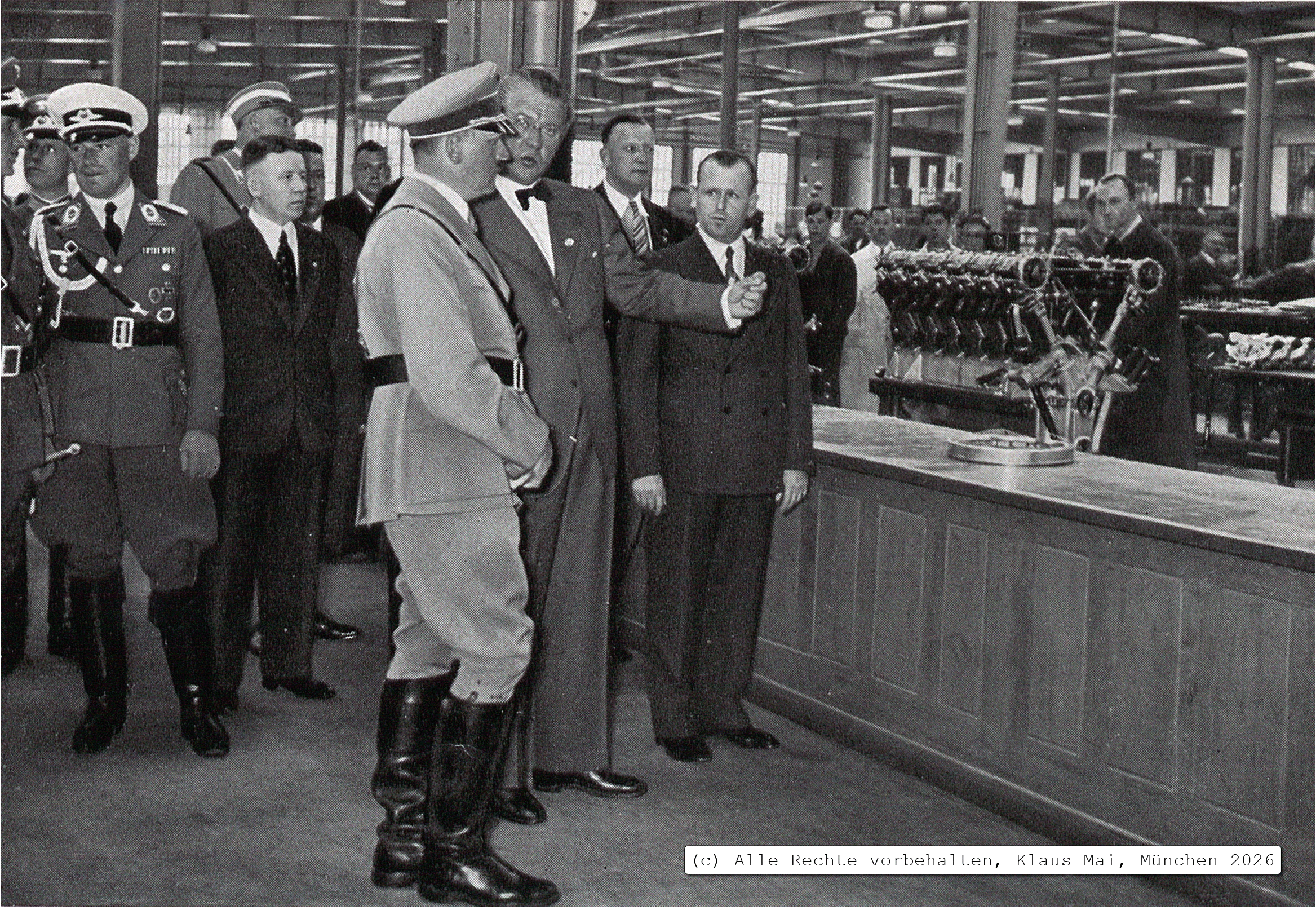 Reichskanzler Adolf Hitler am 1. Mai 1935 mit Franz-Josef Popp zu Besuch im BMW-Werk München-Milbertshofen